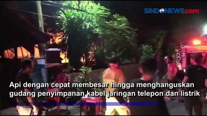 Video herunterladen: Gudang Penyimpanan Kabel dan Minibus di Makassar Ludes Dilalap Api