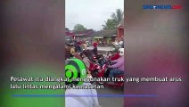 Heboh Potongan Pesawat Lewat Bikin Macet di Bogor