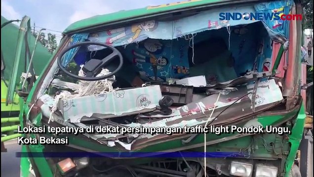 Hindari Mobil, Truk Kontainer Tabrak Tiang Listrik di Persimpangan Pondok Ungu