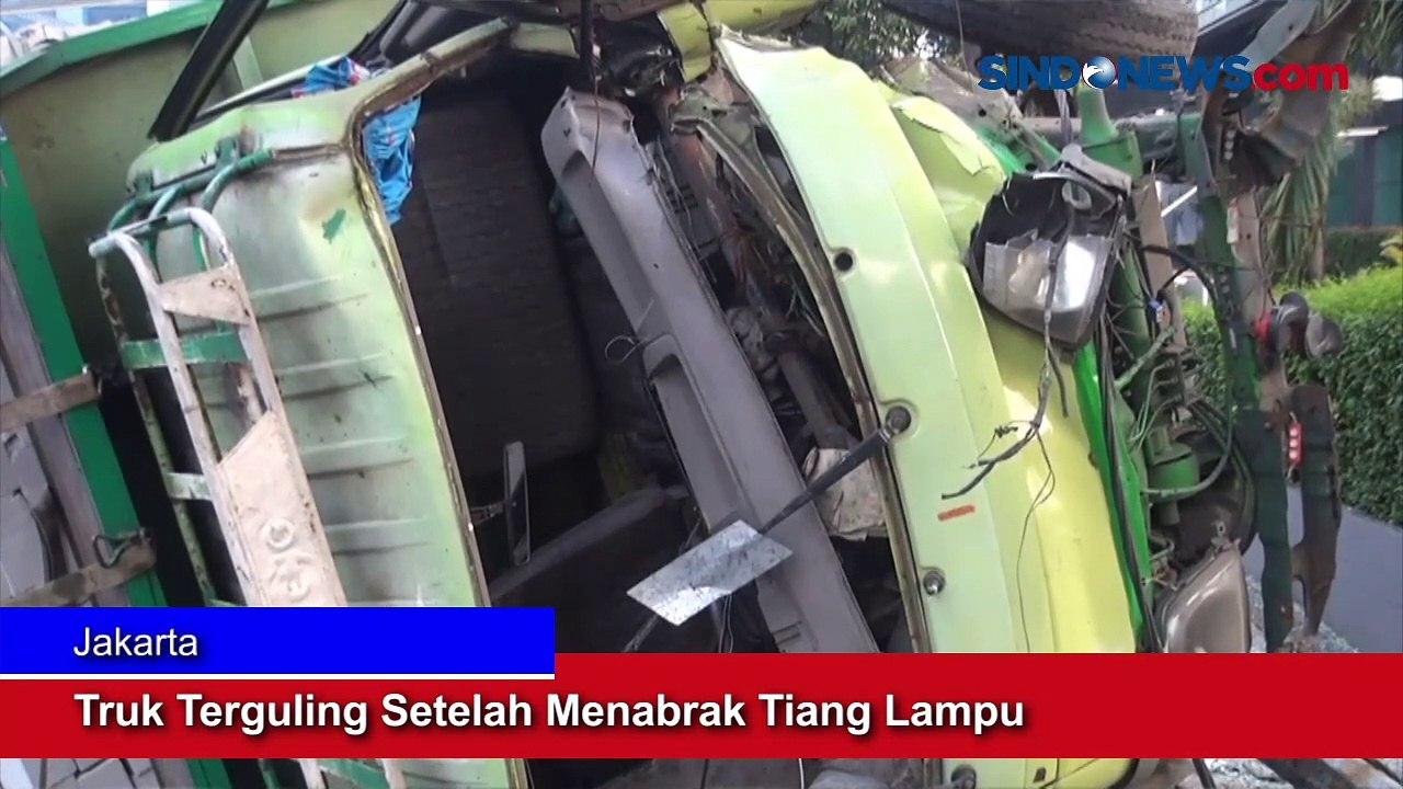 Truk Terguling Setelah Menabrak Tiang Lampu