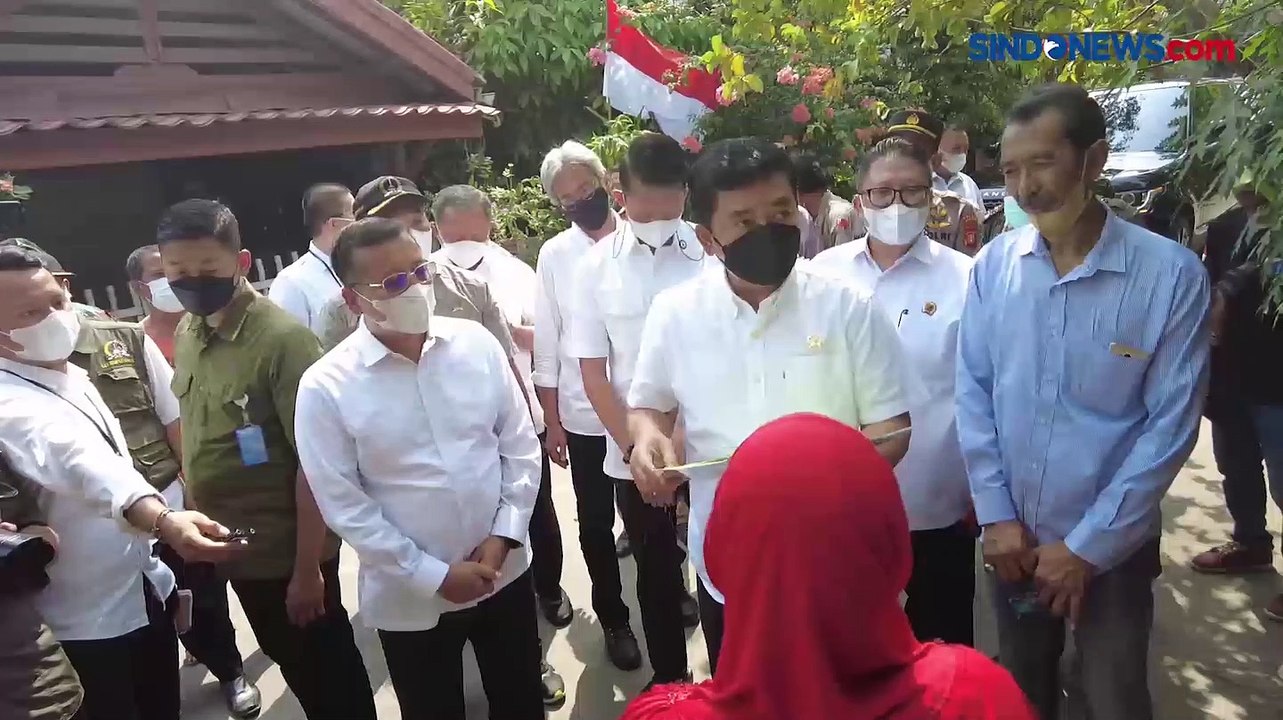 Bagi Sertifikat di Gang Kecil, Menteri Hadi: Masyarakat Harus Dapatkan Kemudahan Urus Sertifikat Tanah