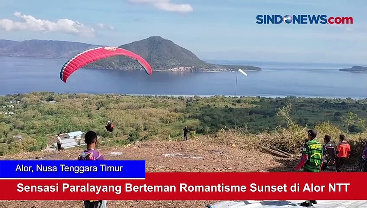 Sensasi Paralayang Berteman Romantisme Sunset di Alor NTT
