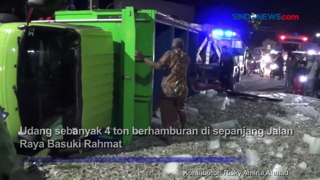 Truk Muatan Udang Tumpah di Jalur Pantura