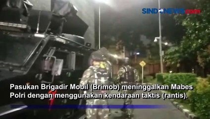 Pasukan Brimob dan Kendaraan Taktis Tinggalkan Mabes Polri