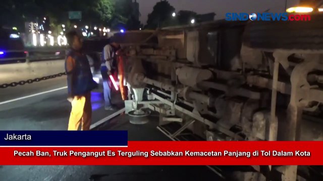 Pecah Ban, Truk Pengangut Es Terguling Sebabkan Kemacetan Panjang di Tol Dalam Kota