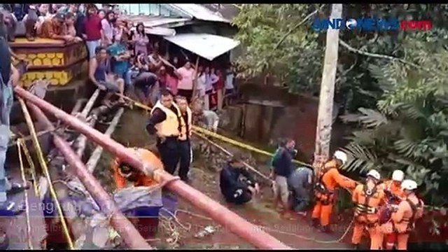 Rem Blong, Truk Muatan Getah Karet Terjun ke Jurang Sedalam 20 Meter di Bengkulu