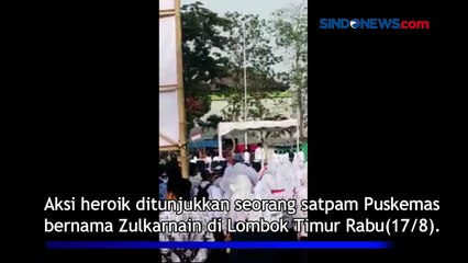 Heroik! Satpam di Lombok Timur Panjat Tiang Perbaiki Bendera saat Upacara HUT RI