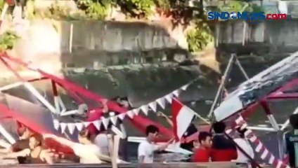 Jembatan Ambruk Warga Tercebur ke Sungai