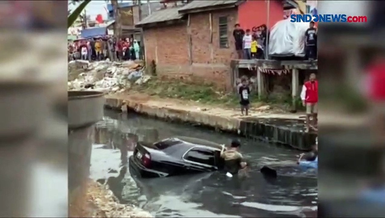 Salah Injak Rem Sedan Terjun ke Kali Sentiong  Jakarta