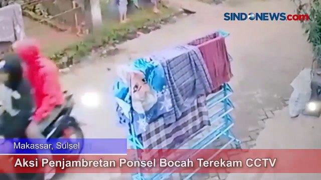 Aksi Penjambretan Ponsel Bocah Terekam CCTV