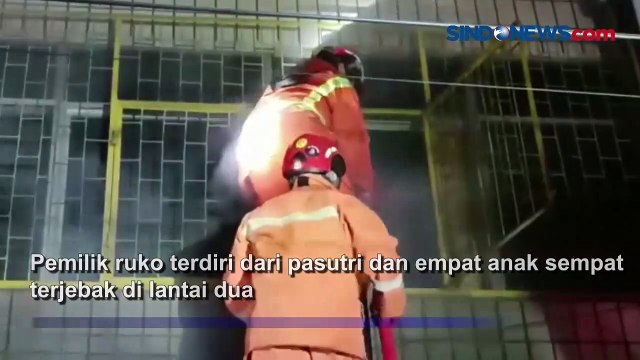 Dramatis, Damkar Evakuasi Balita dari Kebakaran Ruko di Kota Makassar