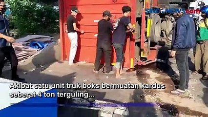 Truk Boks Tabrak Bambu dan Pembatas Jalan di Kalimalang, Kemacetan 5 Km