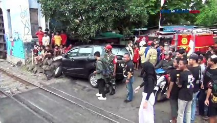 Nekat Terobos Palang Pintu Minibus Ringsek Tertabrak Commuterline