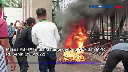 Tolak Kenaikan BBM, Massa Aksi HMI Bakar Ban di Depan Gedung DPR
