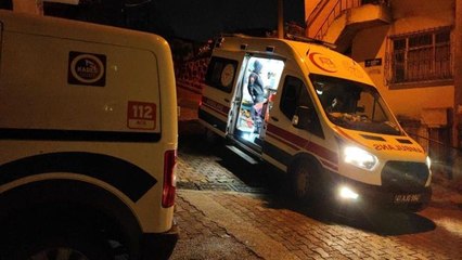 Babasına öfkelendi, yumruk attığı cam elini kesti