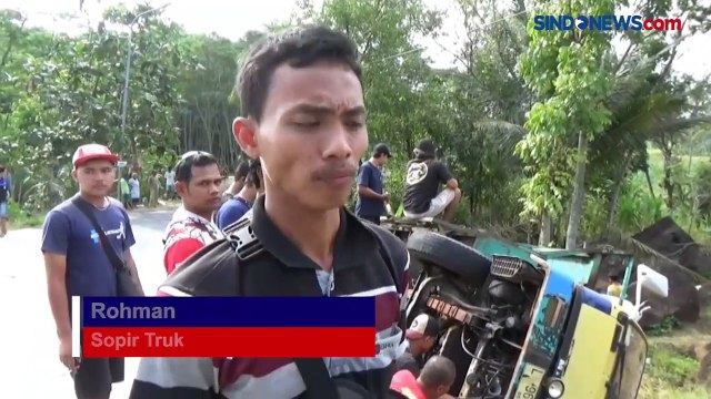 Kelebihan Muatan, Truk Bermuatan Motor Baru Terguling di Salatiga