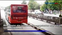 Bus Transjakarta Berasap Nyangkut di Jembatan Matraman, Sopir Panik