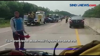 Download Video: Kecelakaan Maut Hiace Vs Truk di Jalan Tol Batang, 7 Tewas