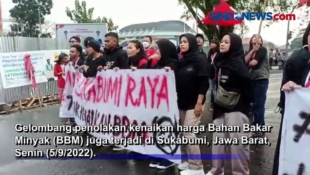 Sambil Bakar Ban, Mahasiswa di Sukabumi Tolak Kenaikan Harga BBM