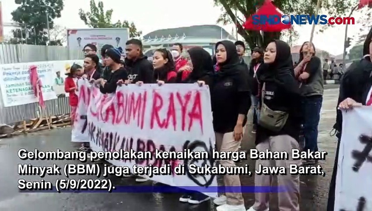 Sambil Bakar Ban, Mahasiswa di Sukabumi Tolak Kenaikan Harga BBM