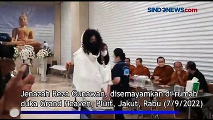 Hikmad, Keluarga Mendiang Reza Gunawan Jalani Upacara Keagamaan di Rumah Duka
