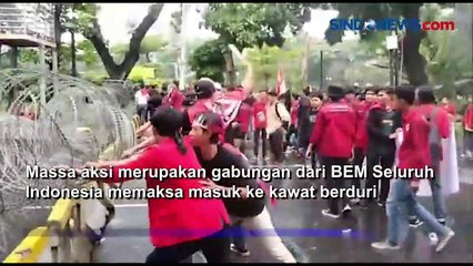 Massa BEM SI Gulingkan Beton dan Jebol Kawat Berduri, Polisi Perketat Penjagaan