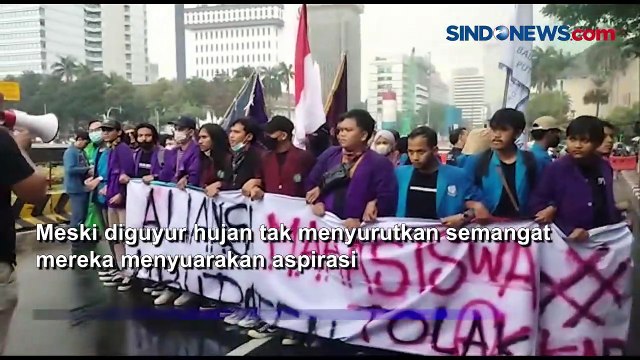 Guyuran Hujan Tak Kurangi Semangat, Massa Mahasiswa Unjuk Rasa Tolak Kenaikan BBM di Patung Kuda