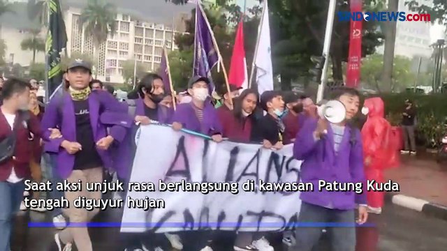 Momen Mahasiswa Peserta Aksi Menolak Kenaikan Harga BBM Salat di Tengah Guyuran Hujan