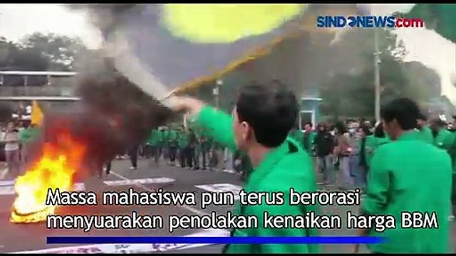 Tolak Kenaikan Harga BBM di Patung Kuda, Massa IMM Bakar Barikade Polisi