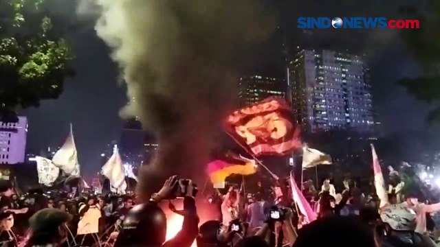 Memanas, Aksi Tolak Kenaikan BBM di Patung Kuda Dihujani Petasan