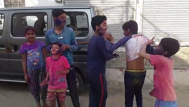 हो.. हो.. होली है... होली की भक्ति के बाद आज छाई रंगों की मस्ती, नाच- गाकर खेली जा रही है धुलंडी