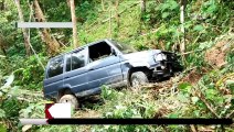 Tak Kuat Menanjak, Minibus Terjun ke Jurang