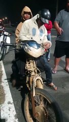 Hai anh em nghèo được bà con hỗ trợ đủ thứ để về nhà gặp mẹ lần cuối