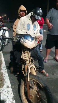 Hai anh em nghèo được bà con hỗ trợ đủ thứ để về nhà gặp mẹ lần cuối