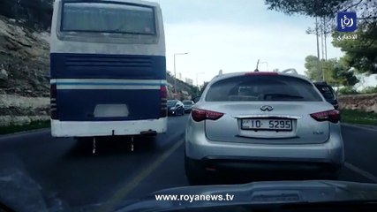 حافلة تخالف مسرب السير في العاصمة عمان