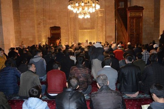 MARDİN'DE BERAT KANDİLİ PROGRAMINDA DEPREMZEDELER İÇİN DUA EDİLDİ