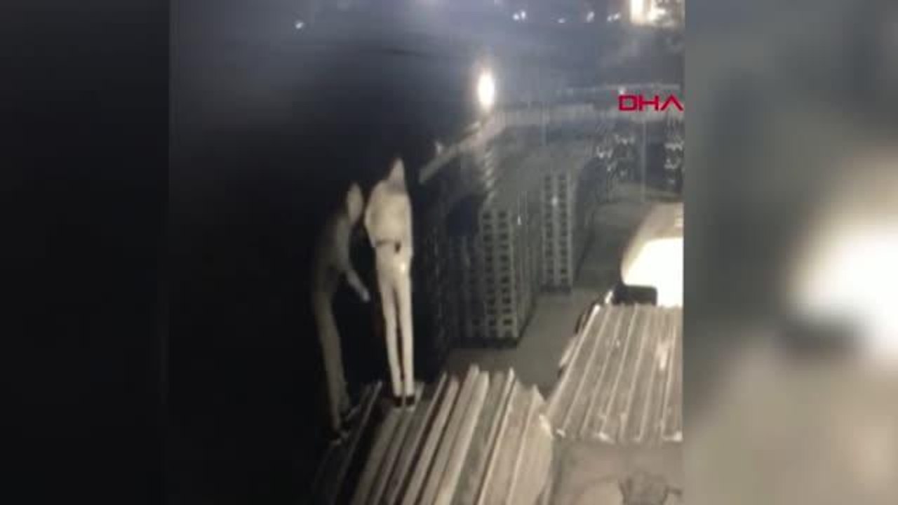 ARNAVUTKÖY'DE İŞ YERİNDEN BİLGİSAYAR VE CEP TELEFONU ÇALAN ŞÜPHELİ YAKALANDI