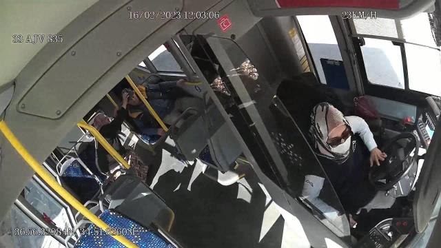 Mersin Büyükşehir'in Kadın Otobüs Sürücüsü, Kalp Spazmı Geçiren Yolcuyu Sağlık Ekiplerine Ulaştırdı