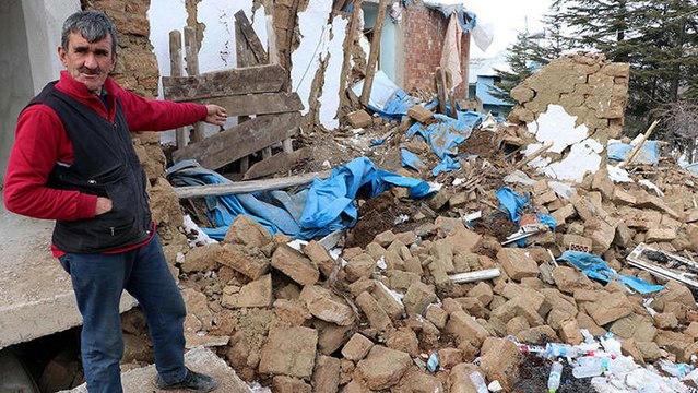 Yıkılan evin enkazından çıkıp eşini kurtarmış