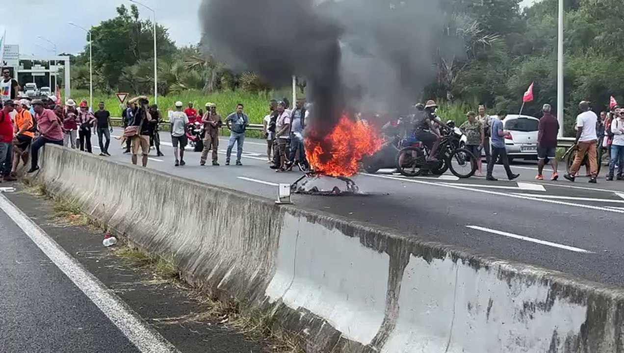 Un caddy incendié sur la 4 voies de Sainte-Marie