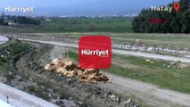 Hatay'ın Antakya ilçesinde deprem mezarlarına Türk bayrağı asıp, mezar taşlarını yaptırdılar