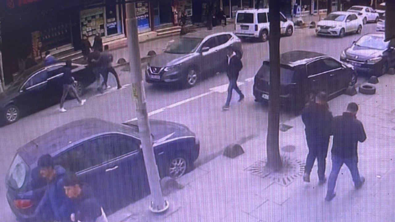 Kavgayı ayıran baba-oğul saldırıya uğradı