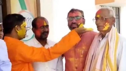 पूर्णिया: भारतीय जनता पार्टी कार्यालय में कार्यकर्ताओं ने रंग लगाकर मनाई होली