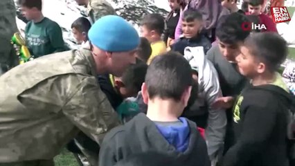 Adıyaman'da depremzedelerin yaralarını komandolar sarıyor