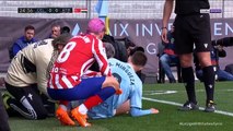 Quand Antoine Griezmann trébuche sur son adversaire, lui ôte sa chaussure et refait ses lacets pour s'excuser... mythique