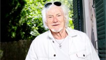 GALA VIDÉO - Hugues Aufray, victime d’une chute, donne de ses nouvelles : “J’ai failli faire le grand voyage”