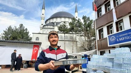 Minare işçisi Afgan vatandaşı depremzedeleri yanlız bırakmadı