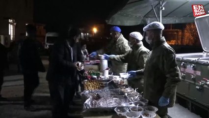 Mehmetçik, Berat Kandili’nde depremzedelere tatlı ikram etti