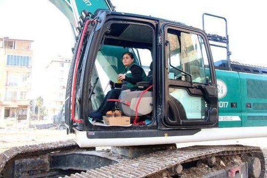 DSİ'NİN 'PERİHAN ABLA'SI, HEM ENKAZ KALDIRIYOR HEM DE MESAİ ARKADAŞLARINA KAHVALTI HAZIRLIYOR