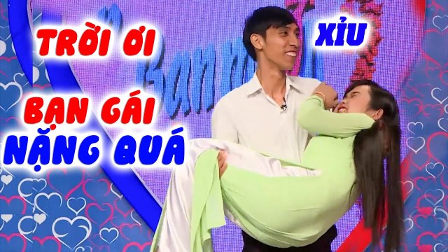 Chàng trai DÙNG HẾT SỨC bình sinh BẾ BẠN GÁI suýt té xỉu trên sân khấu làm ai cũng CƯỜI LĂN CƯỜI BÒ